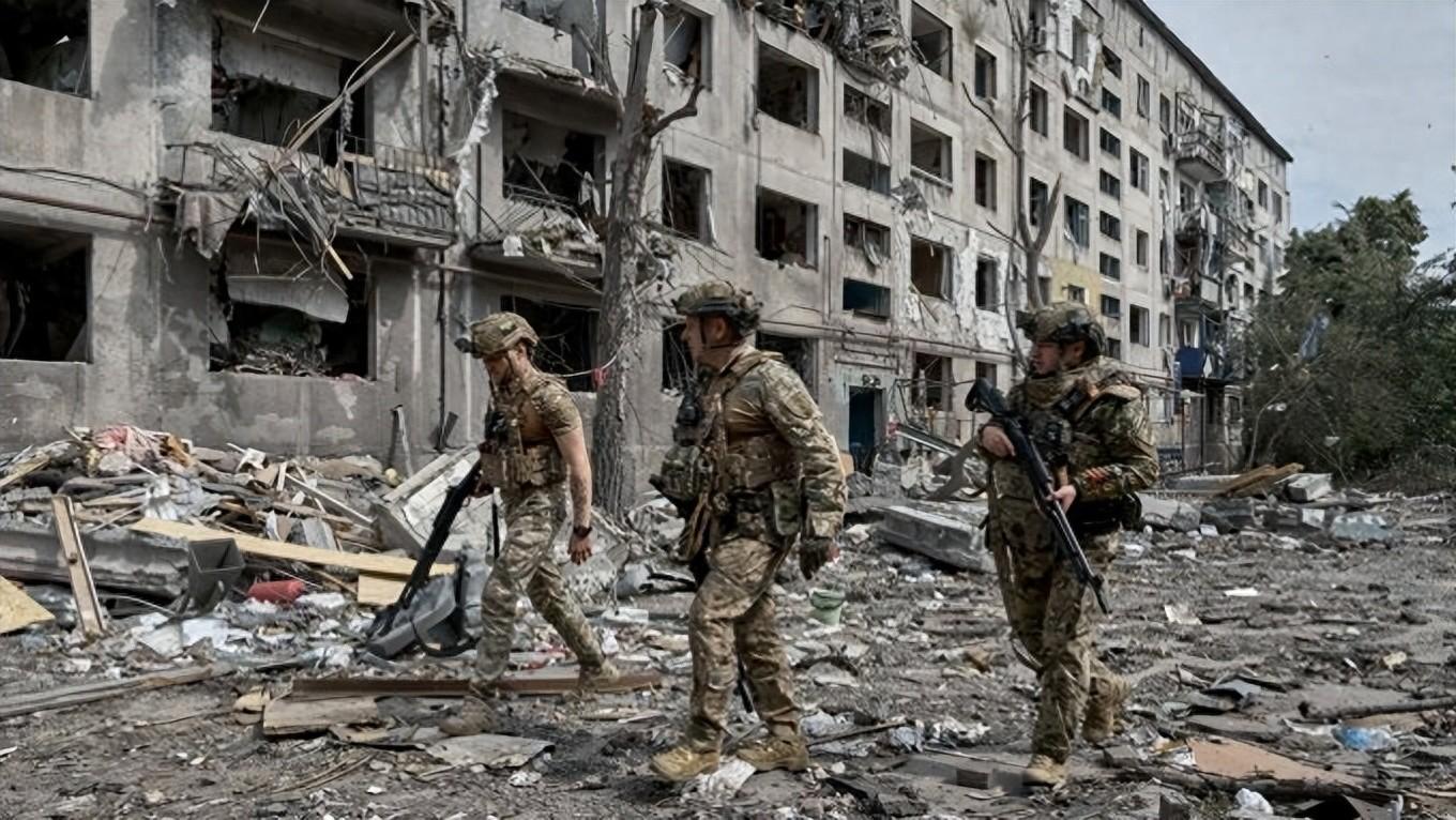 轰炸机头顶掠过,俄乌炮火中9天死里逃生!普通夫妻的生死赌局!-图1