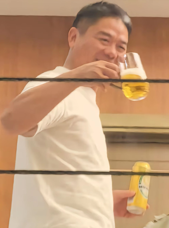 刘强东去看苏超了，喝着啤酒跳着舞，情绪好嗨，市长在旁边吹喇叭