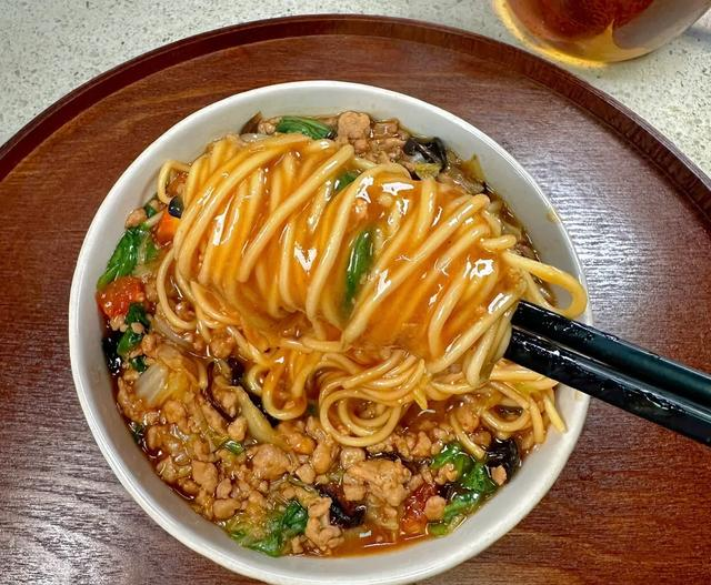 肉酱打卤面：一碗承包三餐的家常美味，酱香浓郁超入味