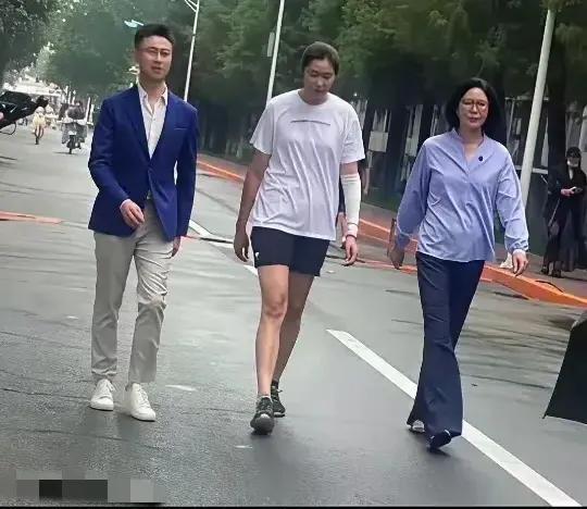 郎平朱婷现身北京师大一起央视邵圣懿 朱婷很美 高挑身材走路很威风