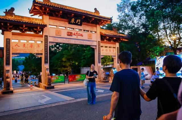 加场！加亮！印象大红袍的夏夜星河！只为，不负每一份奔赴而来的炽热目光！