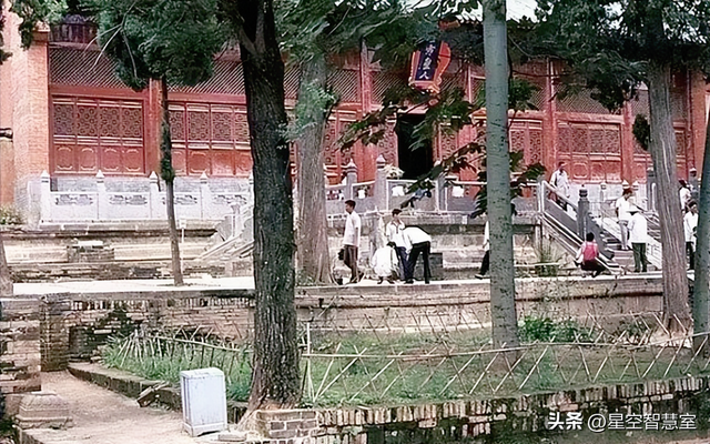 1985年少林寺，已经开始收门票，初显商业气息，美国游客拍下照片