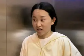金哥热情招待女同学，小凤吃醋了，调侃金哥要换老婆了图片