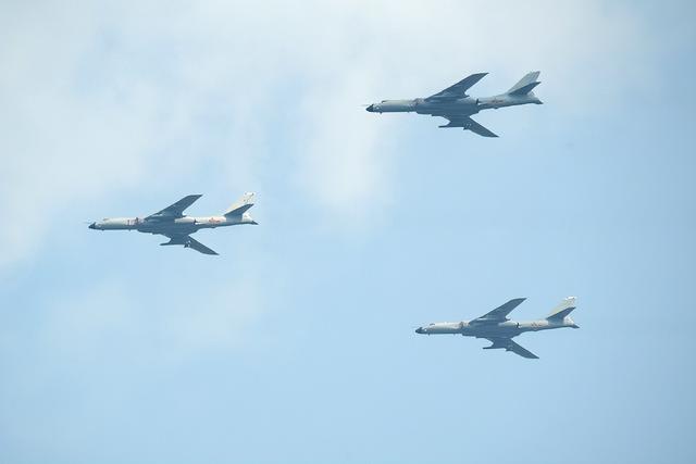 海空军出动，轰炸机远程奔袭，美国一言不发，菲律宾不敢再提红线
