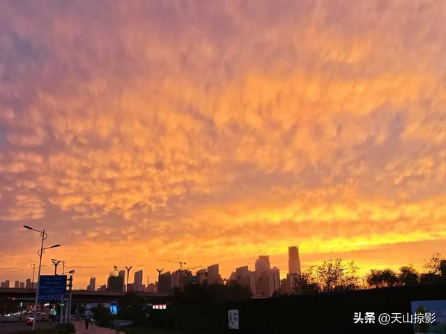 昨晚，乌鲁木齐晚霞满天