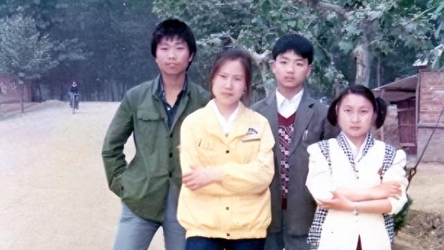 刘强东的两个妹妹：一个已经去世	，一个有钱有颜，陪在父母身边