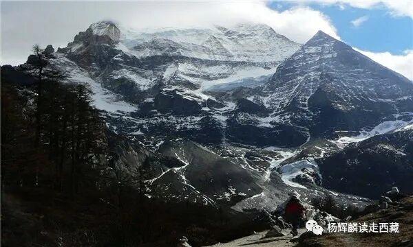 山南•乃东神山，当地人的重要圣地，常有人来朝拜祈祷