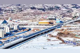 震撼航拍！复兴号穿越风雪图片