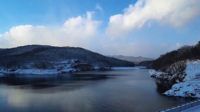 雪落江源！长白山下的水墨烟火夜