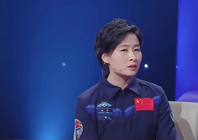 解放军“英雄航天员”王亚平和刘洋同框，出席全球妇女峰会