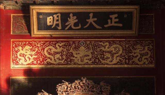 冬至故宫惊现“日照金龙”，正大光明牌匾被金光点亮