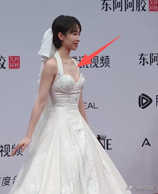 海南红毯好俗，毛晓彤挤出副乳，张萌深V不怕走光，宋茜胸骨凸出