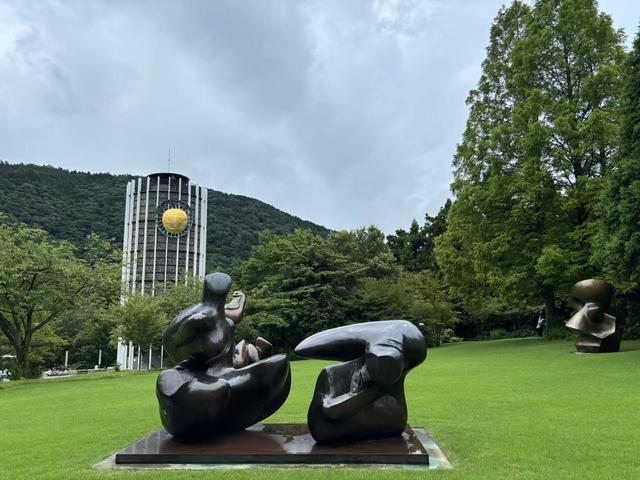 雨中游雕刻之森美术馆