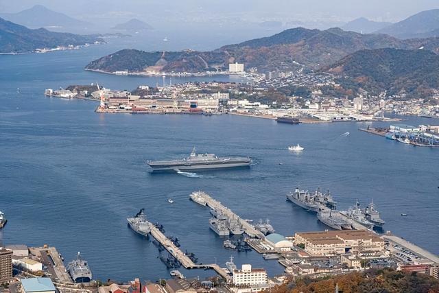 日本航母正式出港！高市早苗紧急表态后，普京做了一个明智的决定