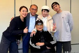 霍汶希晒和谢贤，狄波拉，谢霆锋合影，锋哥还是一如既往的帅气！图片