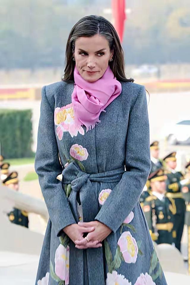 费利佩六世携王后抵达北京，莱蒂齐亚穿中式花朵外套，美丽有气质