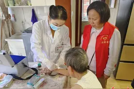 智能设备进家门，老人受伤按一下“按钮”，社区人员赶来了图片