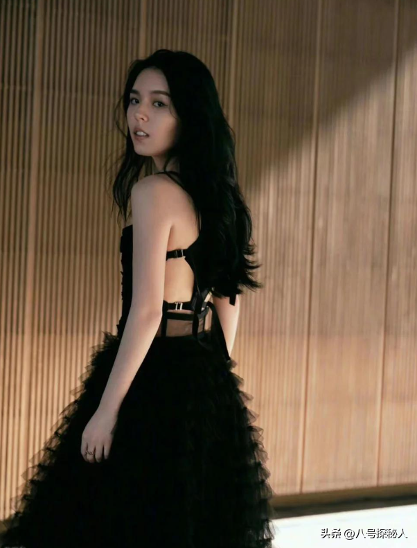 李咏病逝六年后！女儿毕业哥大，法图麦晒男友合影，两人有夫妻相