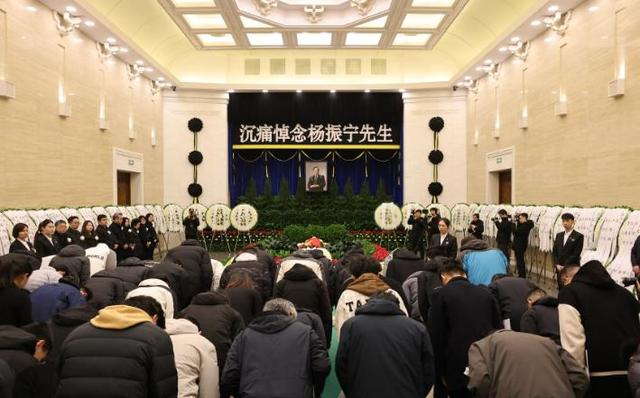 巨星陨落，杨振宁葬礼不到24小时，清华宣布一重要决定，翁帆悲痛