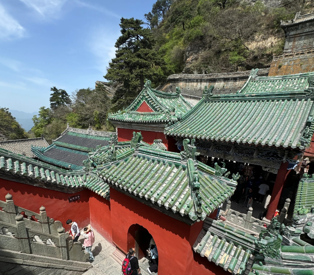 越扒越有！少林寺刚被调查，武当山也上了热搜，一个贪钱一个明抢