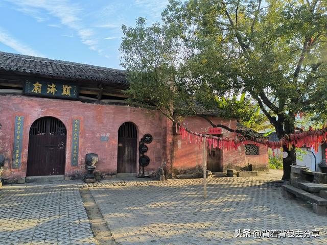 古韵今风的田园画卷，彩色门楼的特色景观，黟县屏山古村落