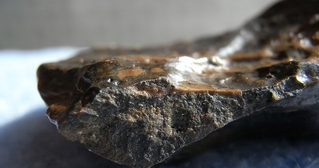 新特斯拉刚提就遭殃！澳司机遇疑似陨石撞击，或成全球首例