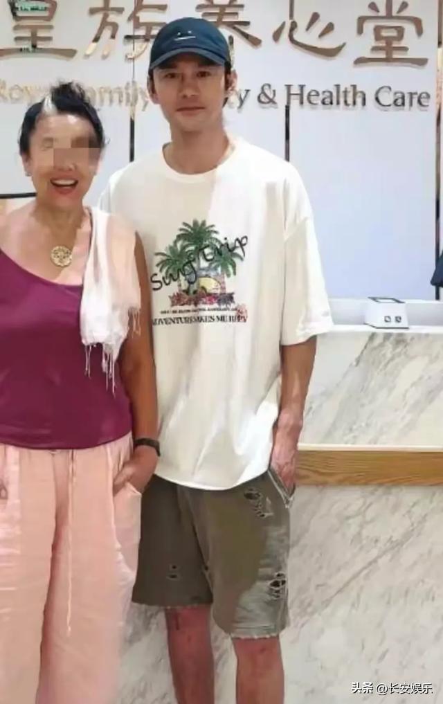 42岁王凯现身北京美容院，瘦到脱相 两臂青筋凸起 两条腿细如筷子