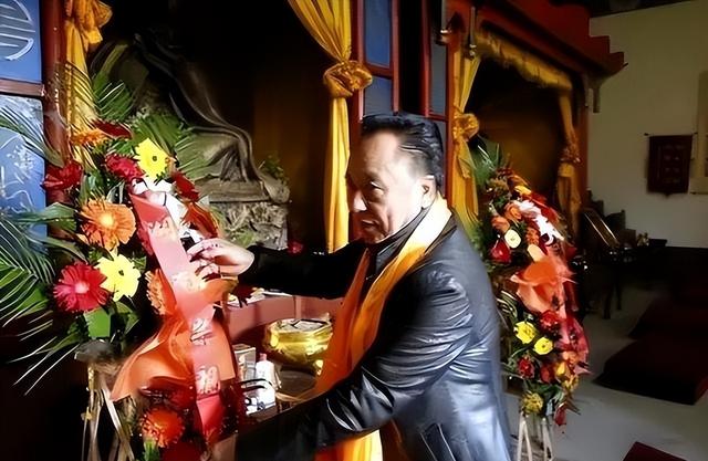 包养10位情妇，睡觉翻牌生下11个私生子，75岁还在拼命生娃！