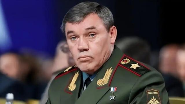 俄军再打基辅,50万人断电,普京穿着军装,对小泽发出最终警告