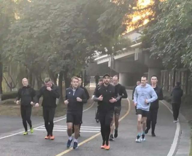 马克龙打卡乾隆花园和锦城湖公园：选这俩地方不止看风景那么简单