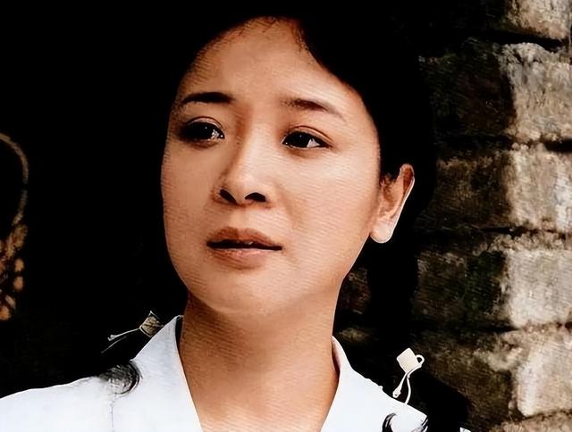 她是国家一级女演员，多次给坐轮椅丈戴绿帽，如今儿子也是演员