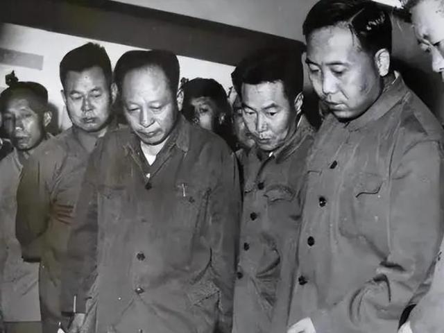 1978年，他从副总理降为工人，被罢免职务后安慰妻子：我不会自尽