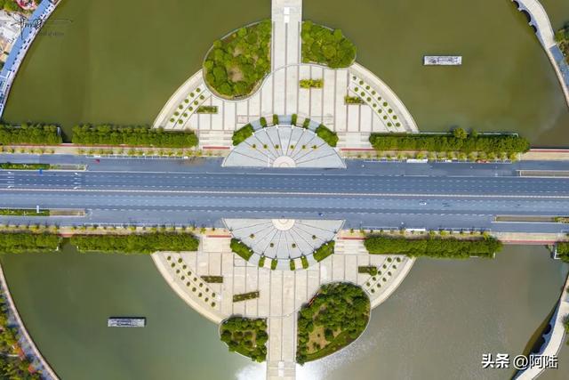 33度的丰水湖公园空寂无人，能直达的公交车线路多得令人惊讶