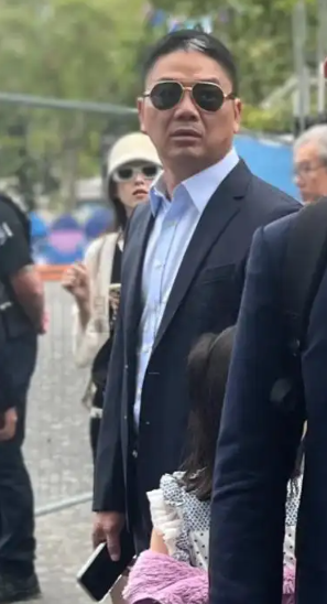 刘强东一句话暴露婚变传闻真相后，恶心一幕出现，奶茶妹妹太可怜