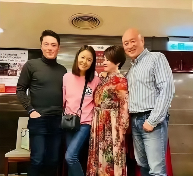 林心如爸妈庆结婚 50 周年！霍建华受宾客欢迎，林爸和女儿像同龄人