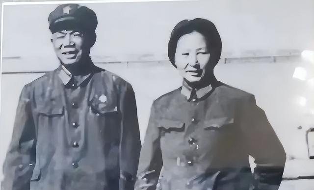 韩先楚的夫人有多美？这是1970留影	，她50岁，皮肤白皙，气质非凡