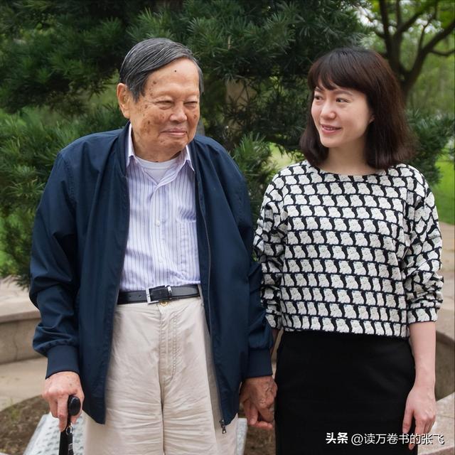 杨振宁走后1个月, 翁帆搬离别墅, 带走34箱东西, 那是她全部的财产