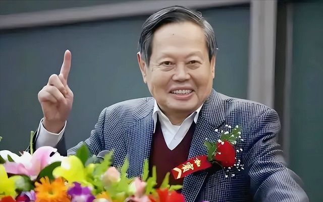 不装了！杨振宁去世仅3天，恶心的一幕出现，杨振宁助理亲自辟谣