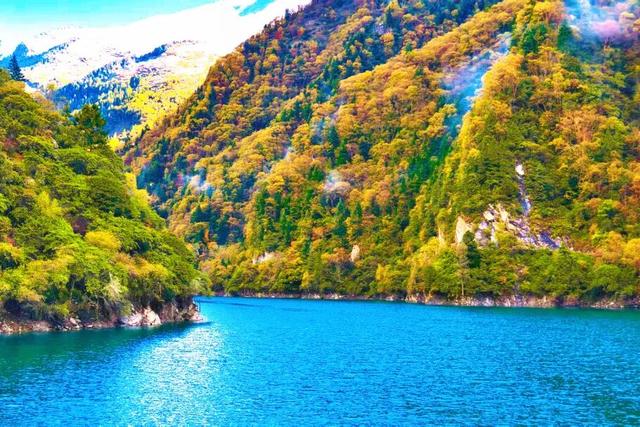 闯入秋日油画！松坪沟彩林巅峰绽放，泡私汤温泉，看千年非遗打铁花！