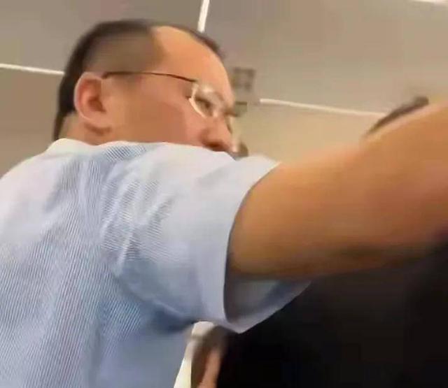 南航打人“熊家长”社死！父亲身份被扒 ，怪不得敢打人 不嚣张了？
