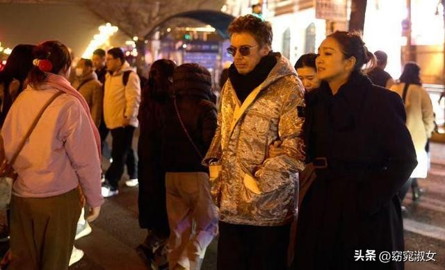 59岁巩俐带法国老公北京游玩，76岁雅尔帅气又多金	，跟总统是朋友