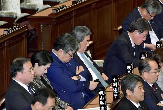 金正恩亲临现场！一颗导弹砸向日本海，朝方出手，高市早苗傻眼了