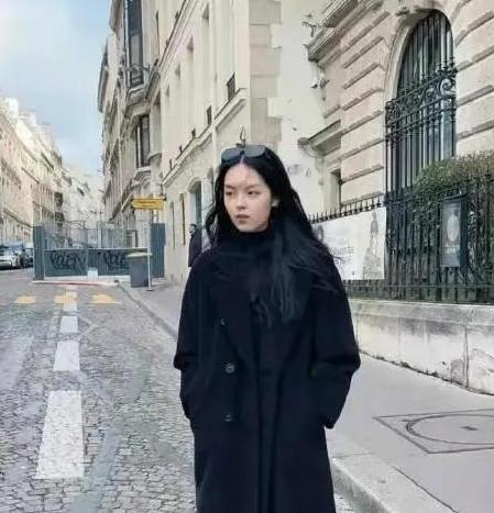 自己离世8年后，23岁的女儿就走上一条“不归路”，李咏也没想到