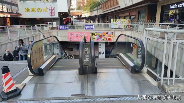 长沙五一广场中的废墟商场，位于地铁口，却仅有三四家商店营业