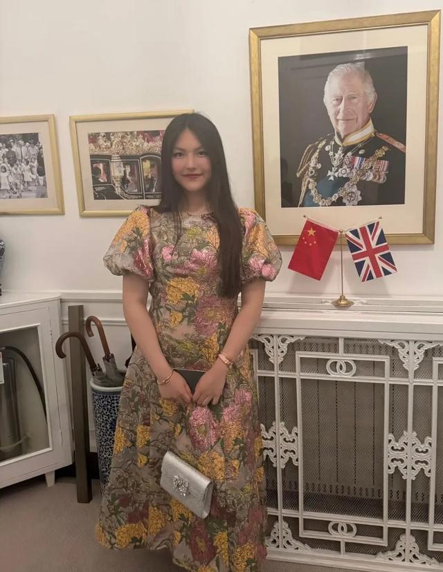 李湘母女到大使馆参加晚宴，15岁王诗龄身材好胖，拿着橙汁去敬酒