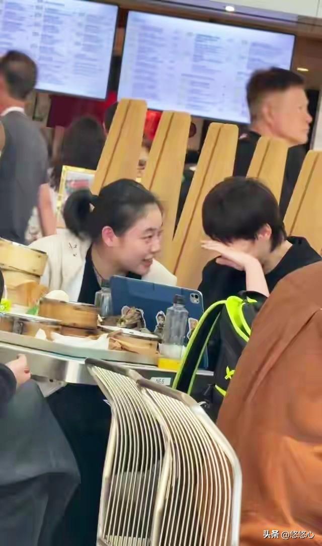 除林高远，王曼昱坦言，有她在身边心特踏实，和老奶奶合照引争议