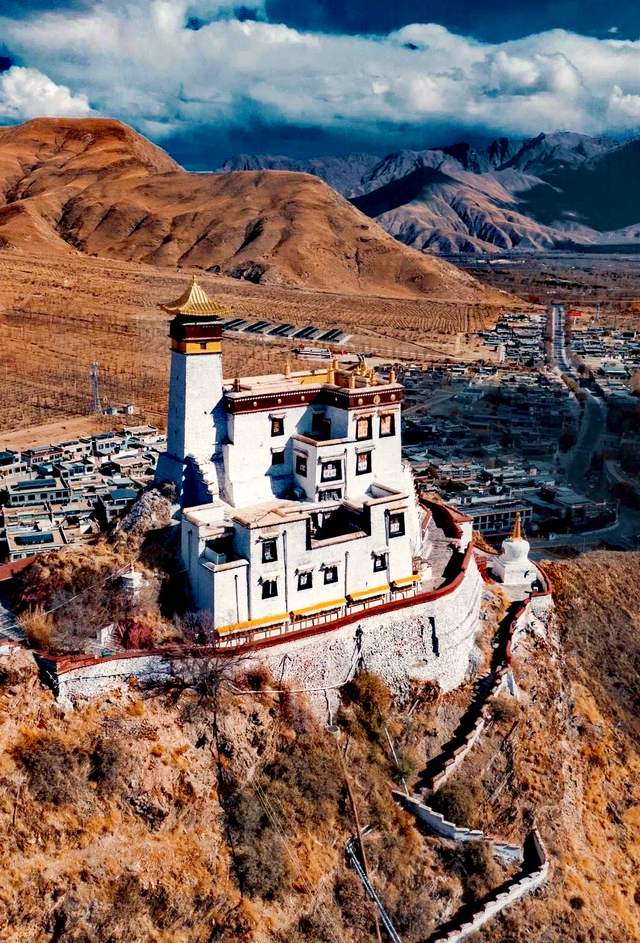 山南•乃东，西藏历史上的第一座宫殿雍布拉康，雄伟壮观