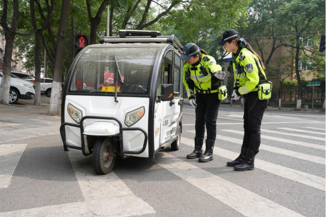 老年人可以笑了！60岁以上，可以骑8种电动车，上路不禁不罚不扣