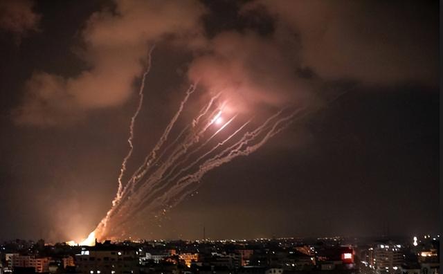 出大事了	，乌导弹从天而降，俄首都被炸？普京下令，美国态度变了