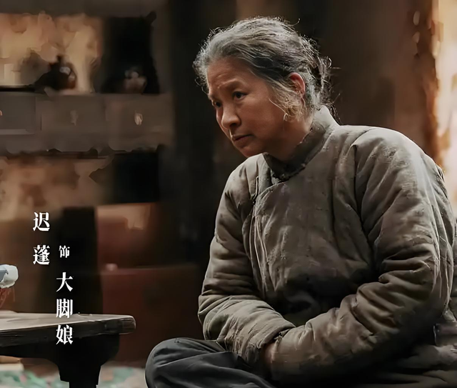 北京偶遇大脚娘迟蓬老师，戏外的她看着很年轻，腿又直又白啊